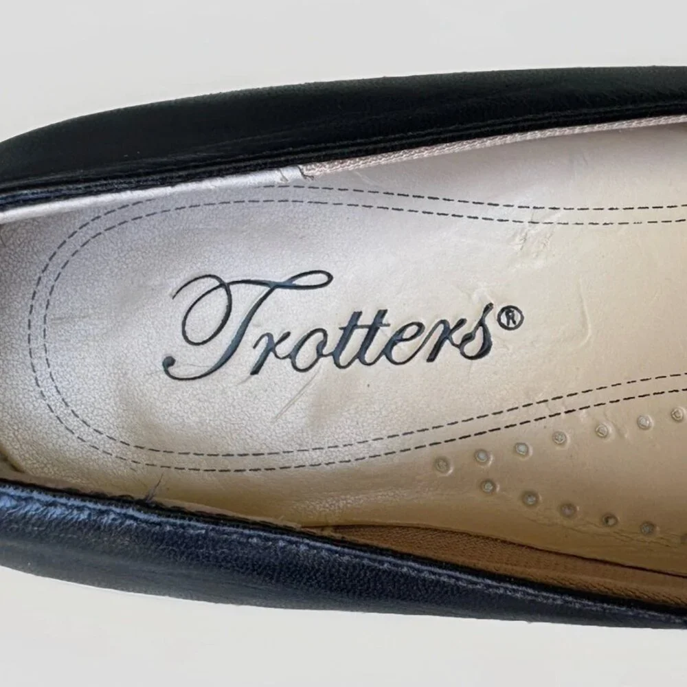(7.5 N) TROTTERS Black Square Toe 2.5” Block Heels